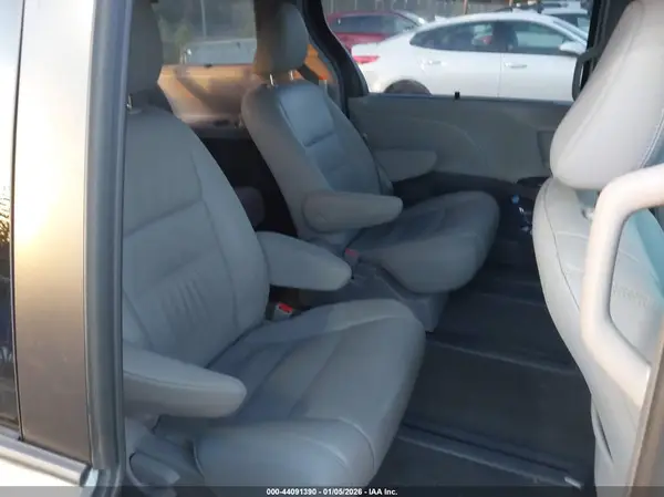 5TDDZ3DC3HS166762 2017 TOYOTA SIENNA - Image 8