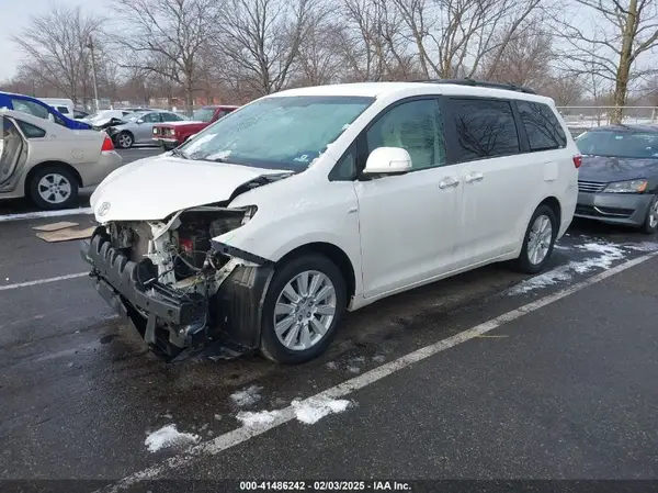 5TDDZ3DC3HS167636 2017 TOYOTA SIENNA - Image 2