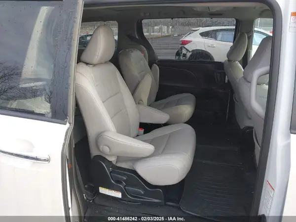 5TDDZ3DC3HS167636 2017 TOYOTA SIENNA - Image 8