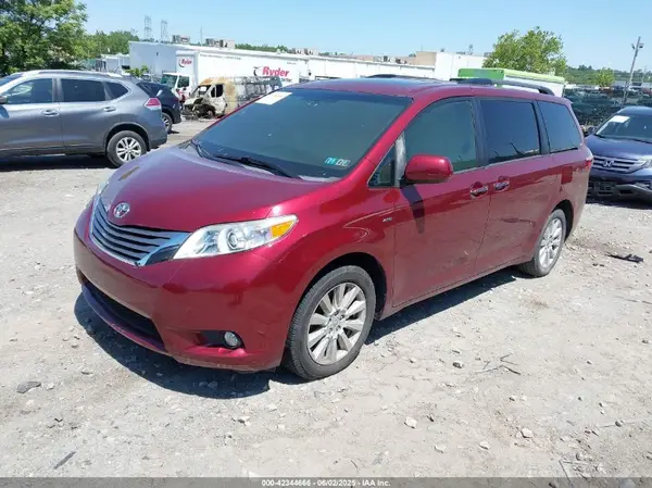 5TDDZ3DC3HS170925 2017 TOYOTA SIENNA - Image 2