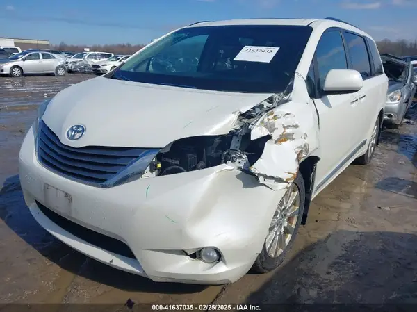5TDDZ3DC3HS171251 2017 TOYOTA SIENNA - Image 2