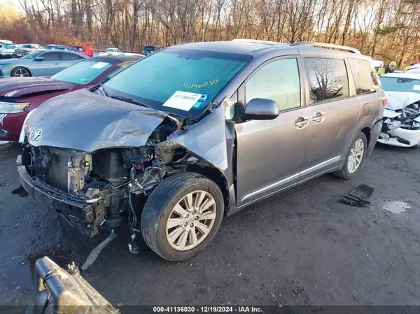 5TDDZ3DC3HS171329 2017 TOYOTA SIENNA - Image 2