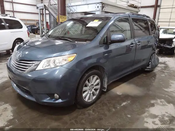 5TDDZ3DC3HS171931 2017 TOYOTA SIENNA - Image 2