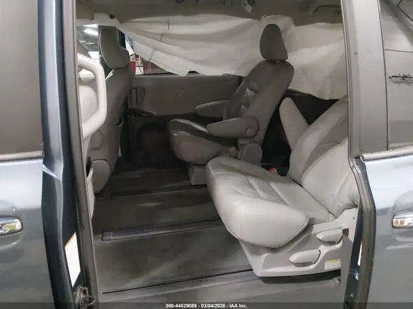 5TDDZ3DC3HS171931 2017 TOYOTA SIENNA - Image 8