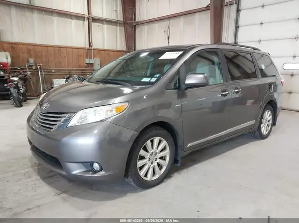 5TDDZ3DC3HS175932 2017 TOYOTA SIENNA - Image 2
