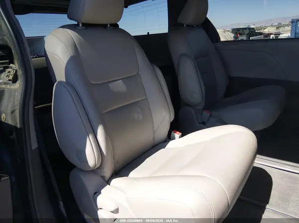 5TDDZ3DC3HS176921 2017 TOYOTA SIENNA - Image 8