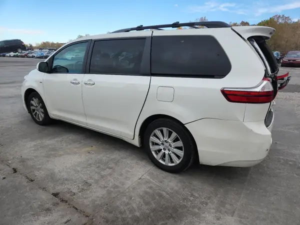 5TDDZ3DC3HS177387 2017 TOYOTA SIENNA - Image 2