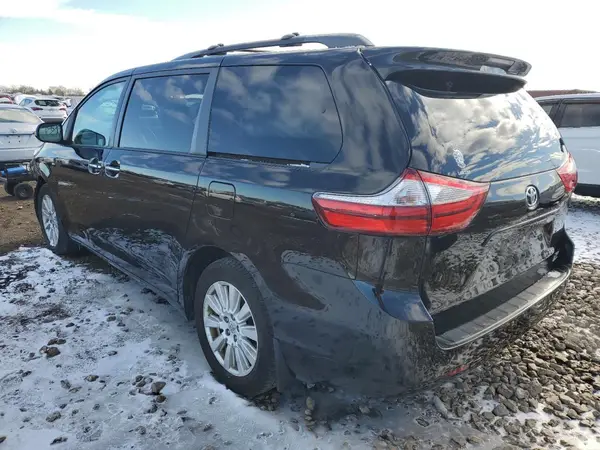 5TDDZ3DC3HS177602 2017 TOYOTA SIENNA - Image 2