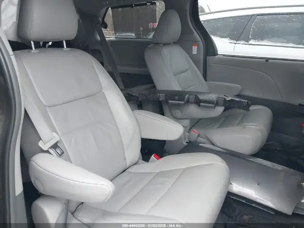 5TDDZ3DC3HS184307 2017 TOYOTA SIENNA - Image 8