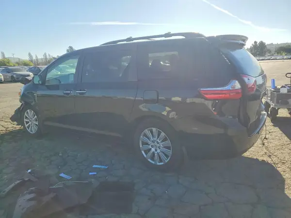 5TDDZ3DC3HS185862 2017 TOYOTA SIENNA - Image 2