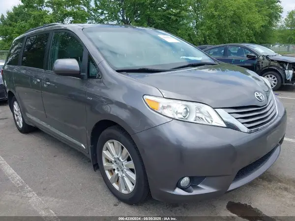 5TDDZ3DC3HS186879 2017 TOYOTA SIENNA - Image 1