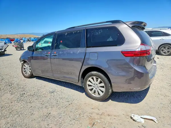 5TDDZ3DC3HS186929 2017 TOYOTA SIENNA - Image 2