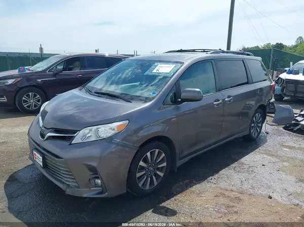 5TDDZ3DC3JS192056 2018 TOYOTA SIENNA - Image 2