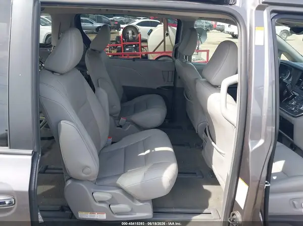 5TDDZ3DC3JS192056 2018 TOYOTA SIENNA - Image 8