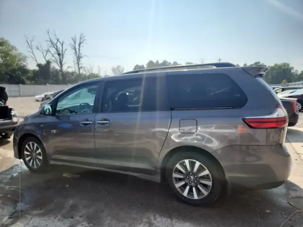 5TDDZ3DC3JS204397 2018 TOYOTA SIENNA - Image 2