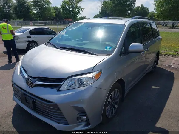 5TDDZ3DC3JS207476 2018 TOYOTA SIENNA - Image 2