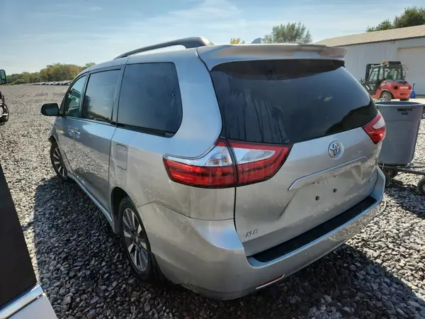 5TDDZ3DC3KS213912 2019 TOYOTA SIENNA - Image 2