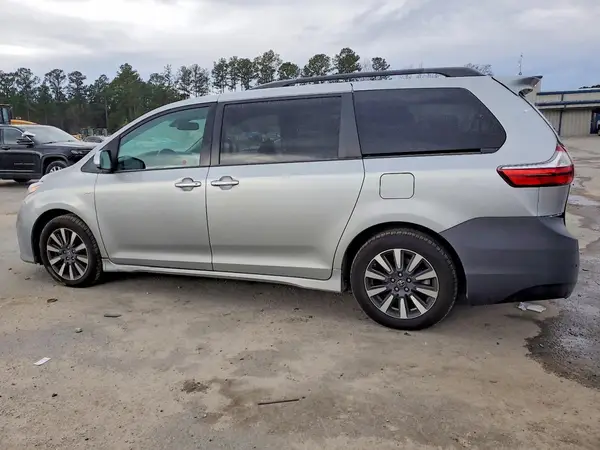 5TDDZ3DC3KS214929 2019 TOYOTA SIENNA - Image 2