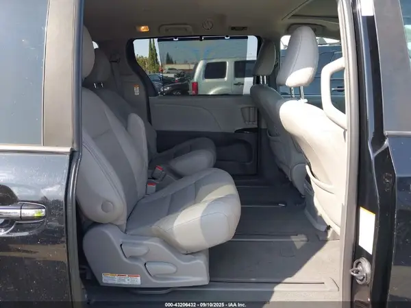 5TDDZ3DC3KS220715 2019 TOYOTA SIENNA - Image 8