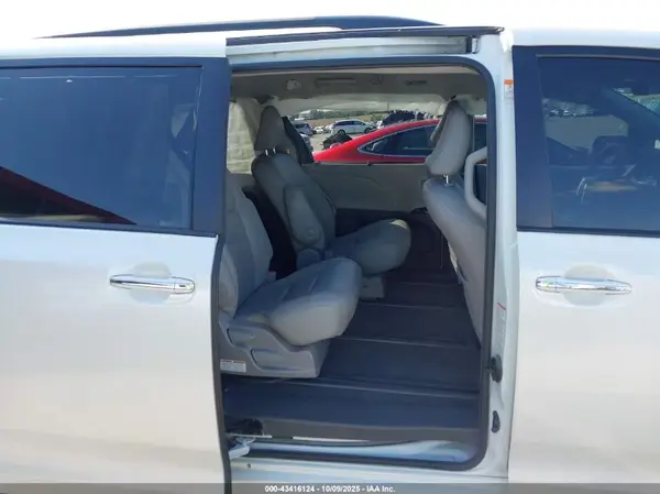 5TDDZ3DC3KS221802 2019 TOYOTA SIENNA - Image 8