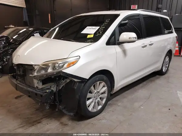 5TDDZ3DC4HS147699 2017 TOYOTA SIENNA - Image 2