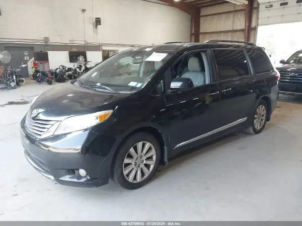 5TDDZ3DC4HS149176 2017 TOYOTA SIENNA - Image 2