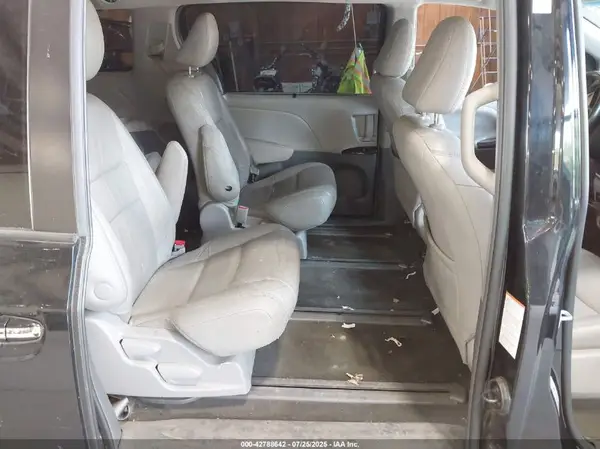 5TDDZ3DC4HS149176 2017 TOYOTA SIENNA - Image 8