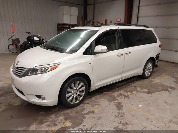 5TDDZ3DC4HS150828 2017 TOYOTA SIENNA - Image 2
