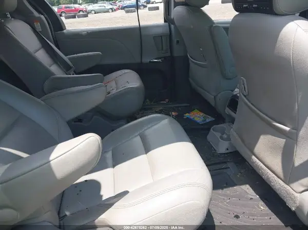 5TDDZ3DC4HS151106 2017 TOYOTA SIENNA - Image 8