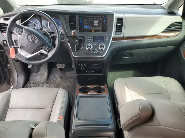 5TDDZ3DC4HS152661 2017 TOYOTA SIENNA - Image 8
