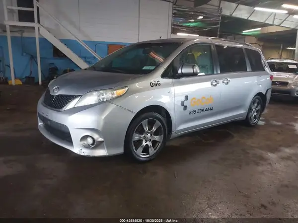 5TDDZ3DC4HS153048 2017 TOYOTA SIENNA - Image 2