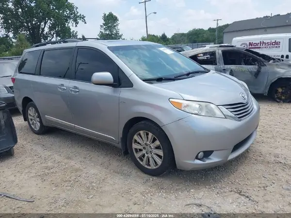 5TDDZ3DC4HS156256 2017 TOYOTA SIENNA - Image 1