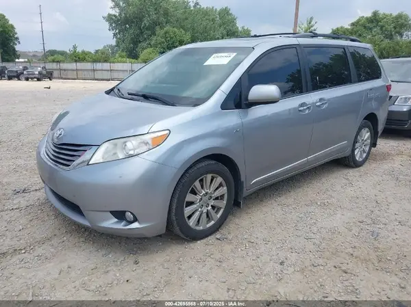 5TDDZ3DC4HS156256 2017 TOYOTA SIENNA - Image 2