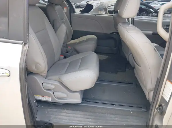 5TDDZ3DC4HS156256 2017 TOYOTA SIENNA - Image 8