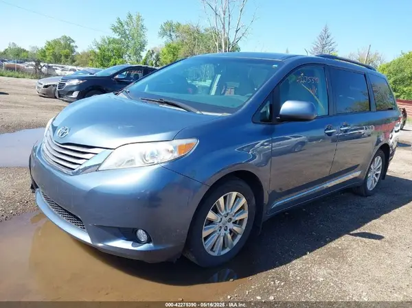 5TDDZ3DC4HS156287 2017 TOYOTA SIENNA - Image 2