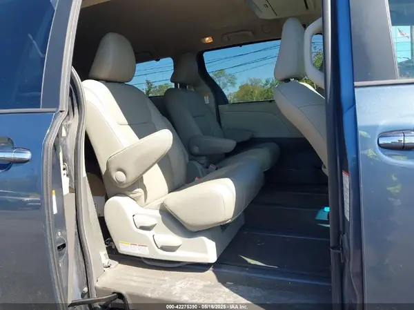 5TDDZ3DC4HS156287 2017 TOYOTA SIENNA - Image 8