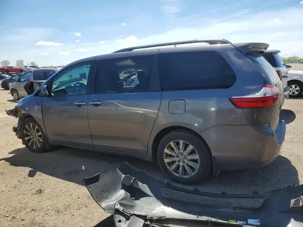 5TDDZ3DC4HS160484 2017 TOYOTA SIENNA - Image 2