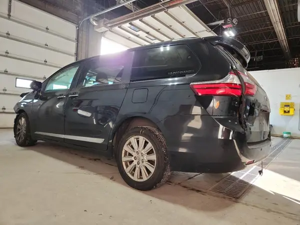 5TDDZ3DC4HS160646 2017 TOYOTA SIENNA - Image 2