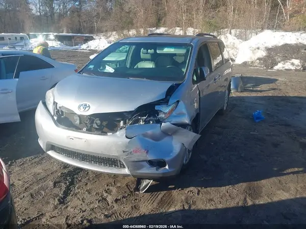 5TDDZ3DC4HS160744 2017 TOYOTA SIENNA - Image 2