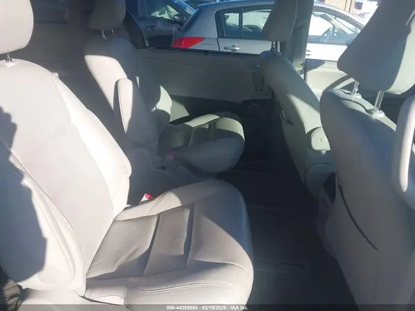 5TDDZ3DC4HS160744 2017 TOYOTA SIENNA - Image 8