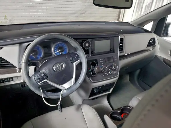 5TDDZ3DC4HS160873 2017 TOYOTA SIENNA - Image 8