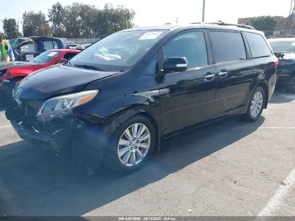 5TDDZ3DC4HS161229 2017 TOYOTA SIENNA - Image 2