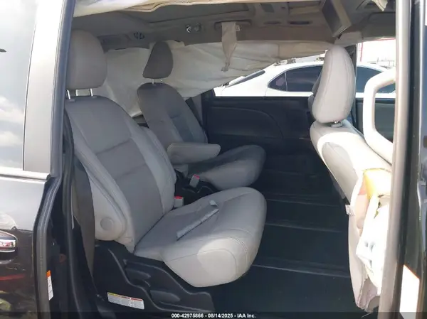5TDDZ3DC4HS161229 2017 TOYOTA SIENNA - Image 8
