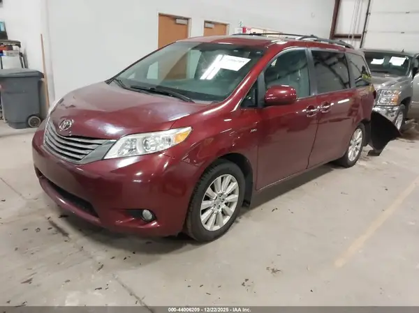 5TDDZ3DC4HS161280 2017 TOYOTA SIENNA - Image 2