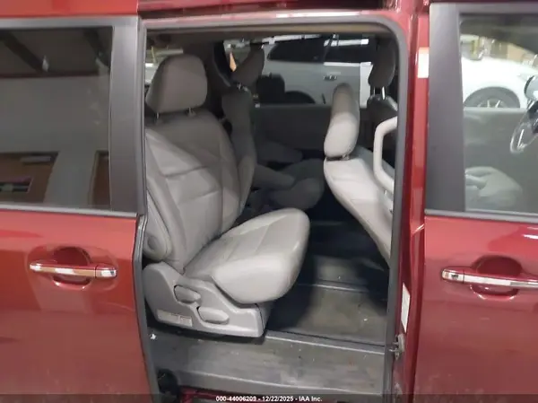 5TDDZ3DC4HS161280 2017 TOYOTA SIENNA - Image 8