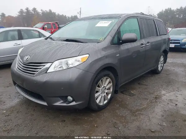 5TDDZ3DC4HS163465 2017 TOYOTA SIENNA - Image 2