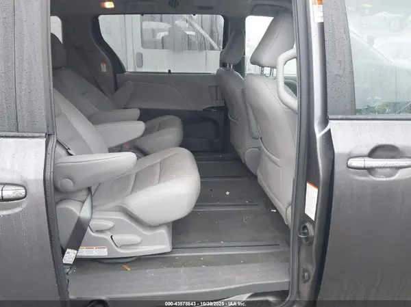 5TDDZ3DC4HS163465 2017 TOYOTA SIENNA - Image 8