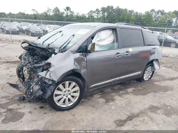 5TDDZ3DC4HS165488 2017 TOYOTA SIENNA - Image 2