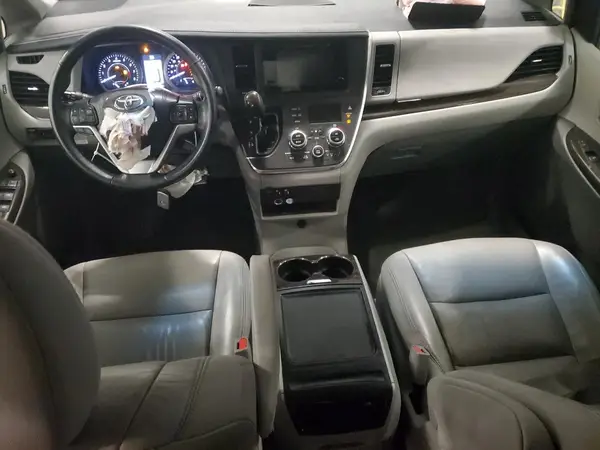 5TDDZ3DC4HS166141 2017 TOYOTA SIENNA - Image 8