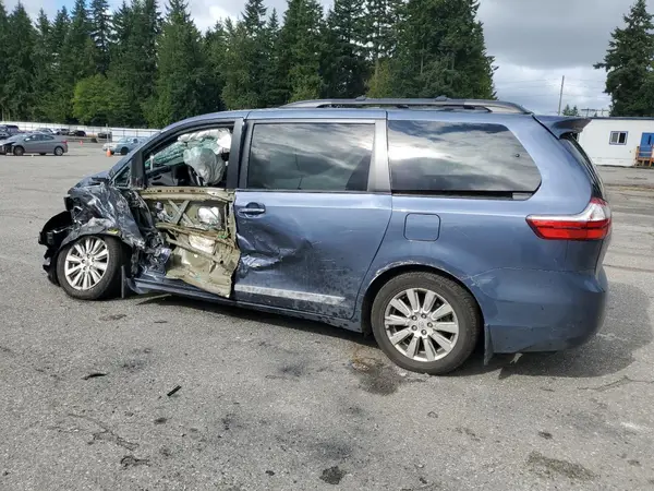 5TDDZ3DC4HS168651 2017 TOYOTA SIENNA - Image 2